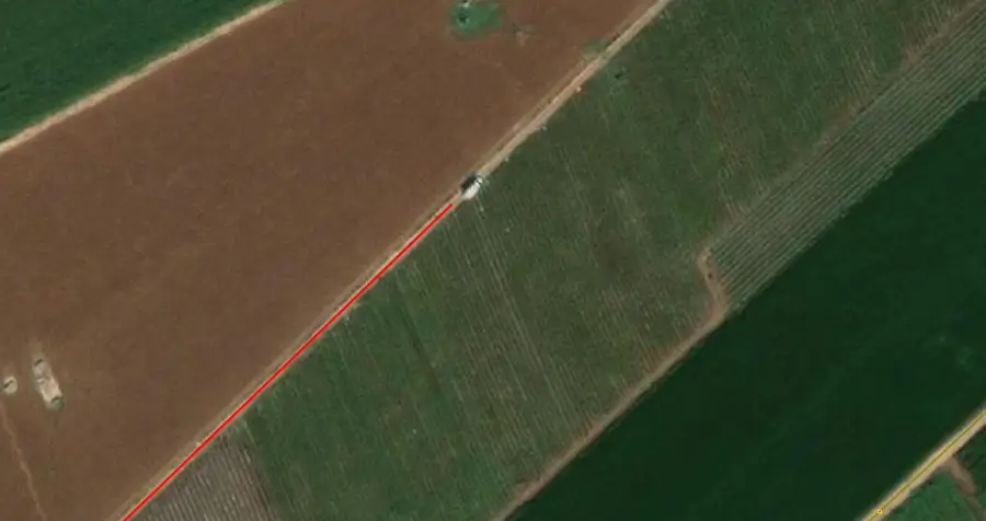 Voiture blanche sur une route vue d'une image aérienne. Le tracé de la cartographie semble courir derrière le véhicule