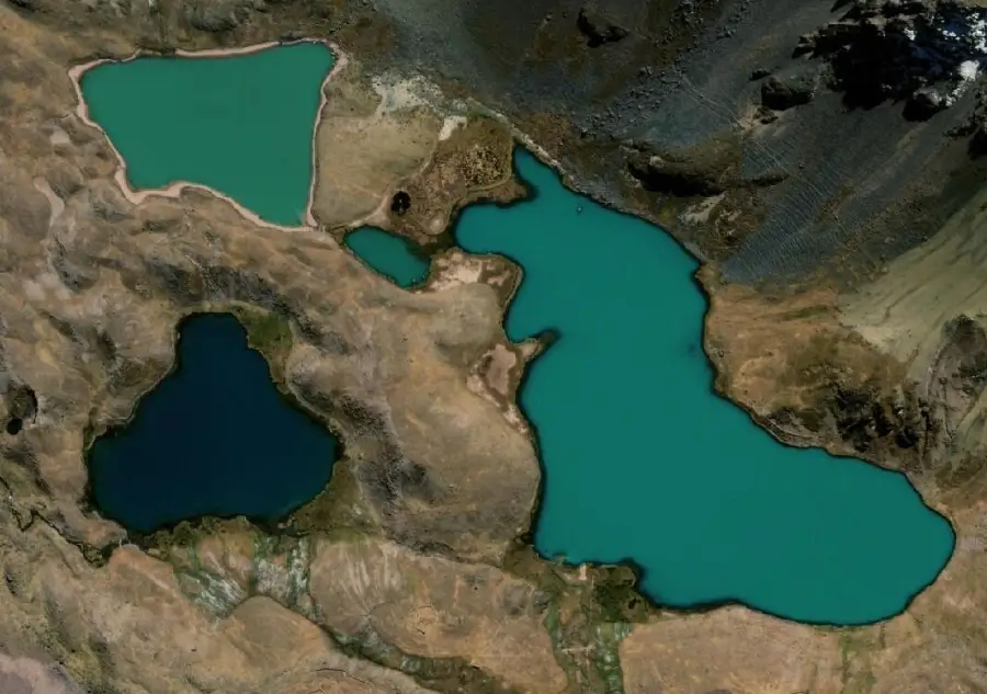 Dégradé de bleus sur lacs qui devraient être sévérement punis pour être aussi grandioses