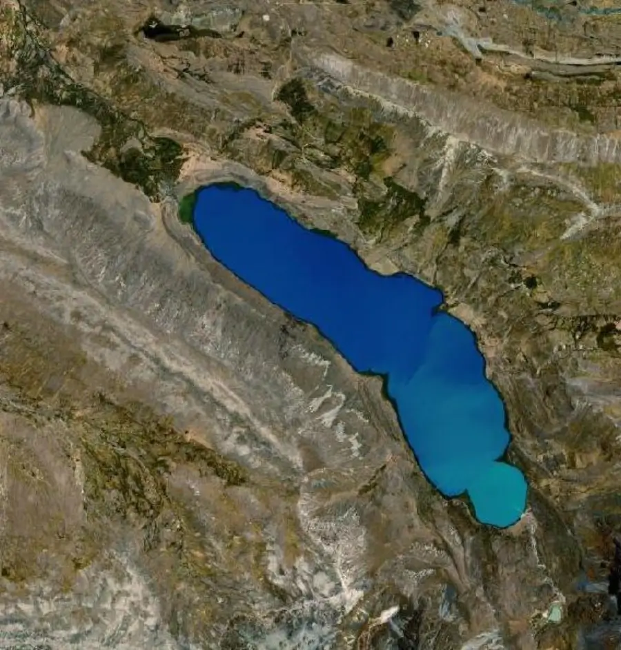 100m de nuances de bleus : un lac glaciaire