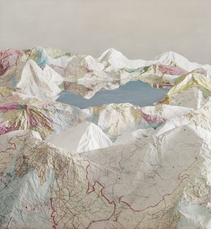Ji Zhou - Montagne avec des cartes papier