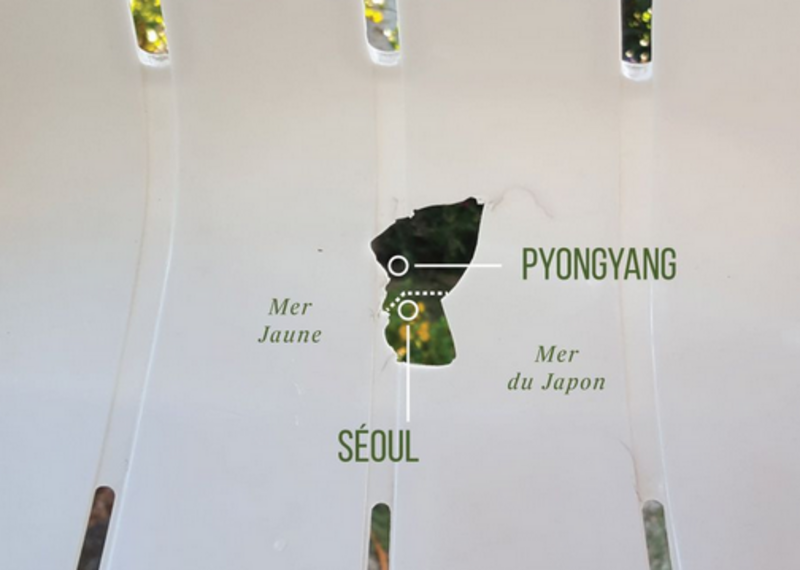 Carte de la Corée dans un trou de chaise en plastique
